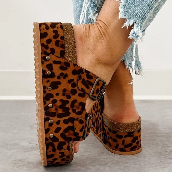 BAMBOO Brown Leopard Platform Sandals - Picture 5 of 9